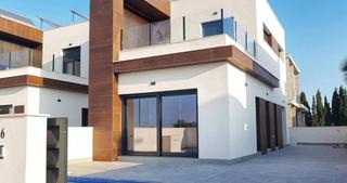 Casa adossada a Daya Nueva. Estupendos chalets pareados con piscina privada y parking