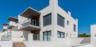 Xalet a San Miguel de Salinas. Preciosas villas independientes y bungalows de diseño.