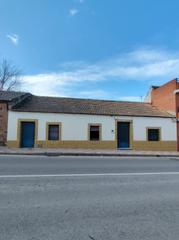 Casa adossada a Porzuna. Casa grande en buen estado y con una excelente ubicación
