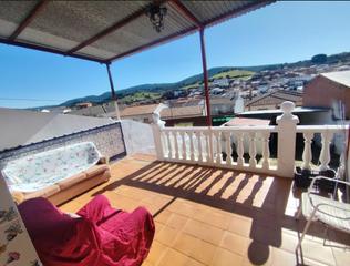 Casa adossada a Horcajo de los Montes. Gran casa de 446 m. en dos plantas, con acceso a dos calles