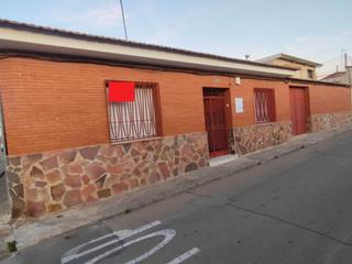 Casa adossada a Malagón. Acogedora casa de 240 m. a dos calles, lista para entrar a vivir
