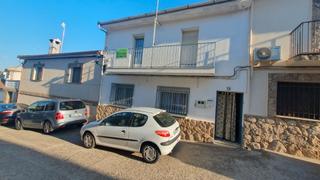 Reihenhaus in Perales del Puerto. Casa con patio