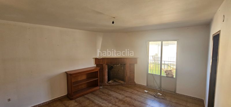 Foto 9e1109a2-effd-4fdd-8e9e-b81d016a32a2. Casa adossada amb xemeneia a Hoyos