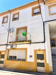 Semi detached house in Cilleros. Casa con apartamento