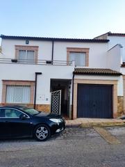 Casa adossada  Calle virgen del carmen. Venta de casa en perfecto estado amueblada