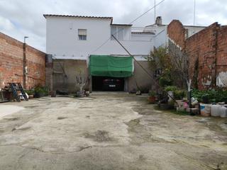 Xalet a Mengíbar. Se vende casa con patio de más de 150 metros