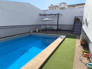 Xalet a Mengíbar. Bonita vivienda con gran piscina en venta