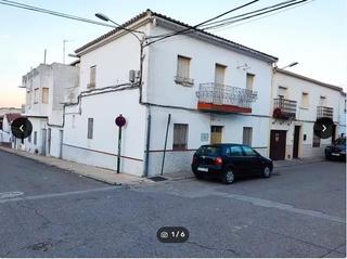 Casa a Mengíbar. Se vende conjunto de casa, 2 pisos y gran bajo comercial