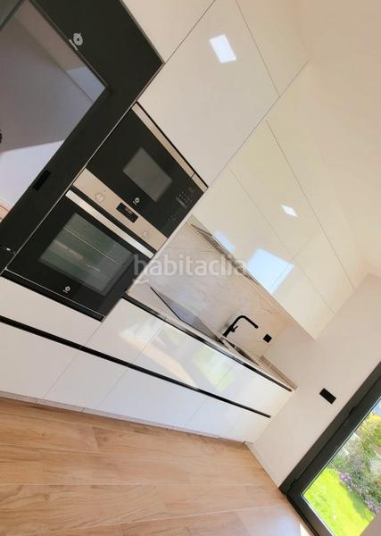Foto 2ce5ada6-5950-4c14-b44e-ddd6faae9639. Casa pareada chalet modernista - a 1 km de playa samil en Vigo