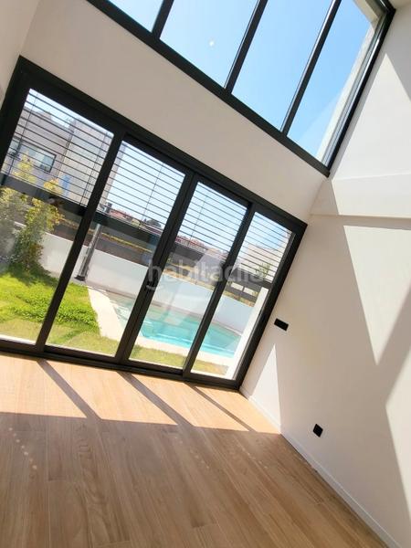 Foto c427d079-db2f-4beb-bf8a-bd566a6ad037. Casa pareada chalet modernista - a 1 km de playa samil en Vigo