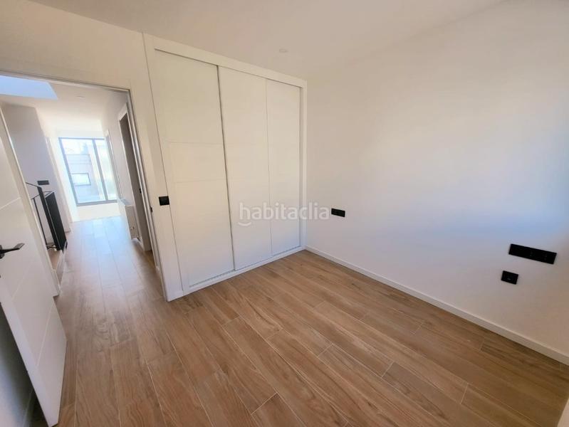 Foto fff37a35-1a45-4531-bc24-2cb4d8b10d66. Casa pareada chalet modernista - a 1 km de playa samil en Vigo