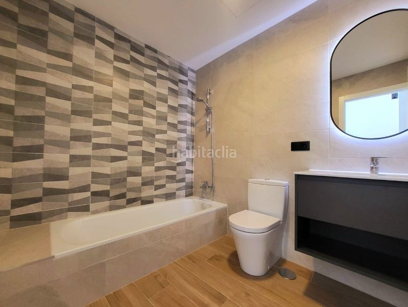 Foto 03413eb2-a323-46d7-a648-55adbf3c7140. Casa aparellada amb calefacció aparcament piscina a Vigo