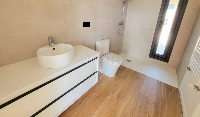 Foto 3fa4e55e-b5c4-4d93-8ac3-c963ac93d251. Casa aparellada amb calefacció aparcament piscina a Vigo
