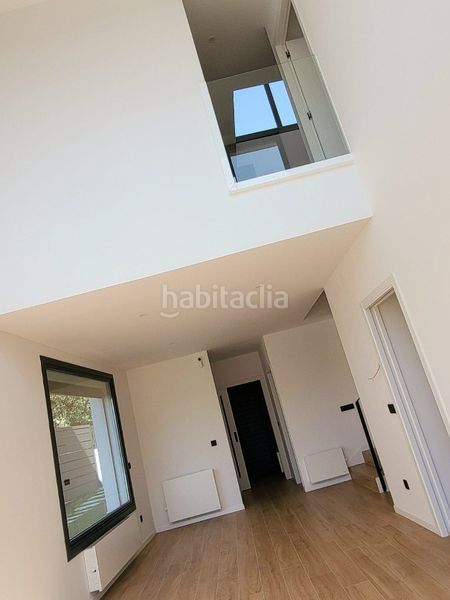 Foto 5812a95b-f472-4eab-8236-34d86215f1cb. Casa aparellada amb calefacció aparcament piscina a Vigo