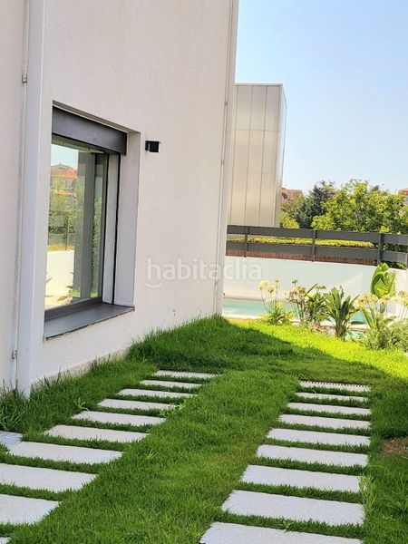 Foto 5b27c304-80f5-4b93-9e64-3c717a507375. Casa aparellada amb calefacció aparcament piscina a Vigo