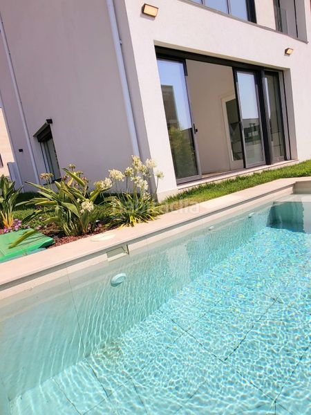 Foto 844526e3-5e7b-40d8-b722-f49370c43d02. Casa aparellada amb calefacció aparcament piscina a Vigo