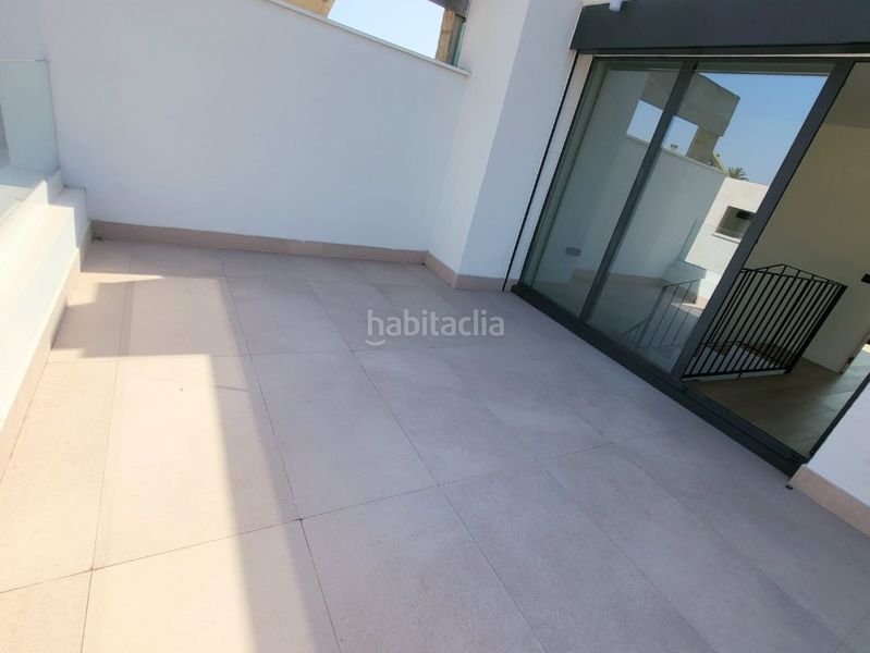 Foto b261a8c7-dabe-4be9-8726-e3f6e5d3fd93. Casa aparellada amb calefacció aparcament piscina a Vigo
