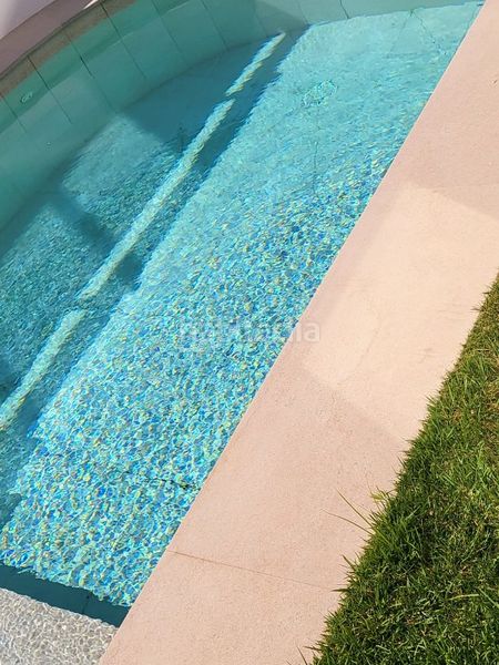 Foto b5df668a-2fbc-423a-84e4-72505c0d1136. Casa aparellada amb calefacció aparcament piscina a Vigo