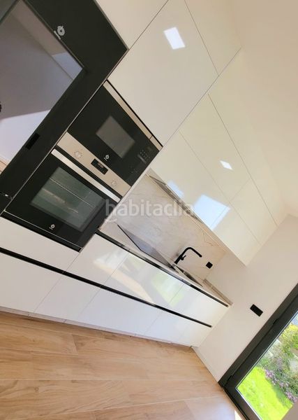 Foto c49b3d87-3369-4be3-99fa-008df36b09ba. Casa aparellada amb calefacció aparcament piscina a Vigo