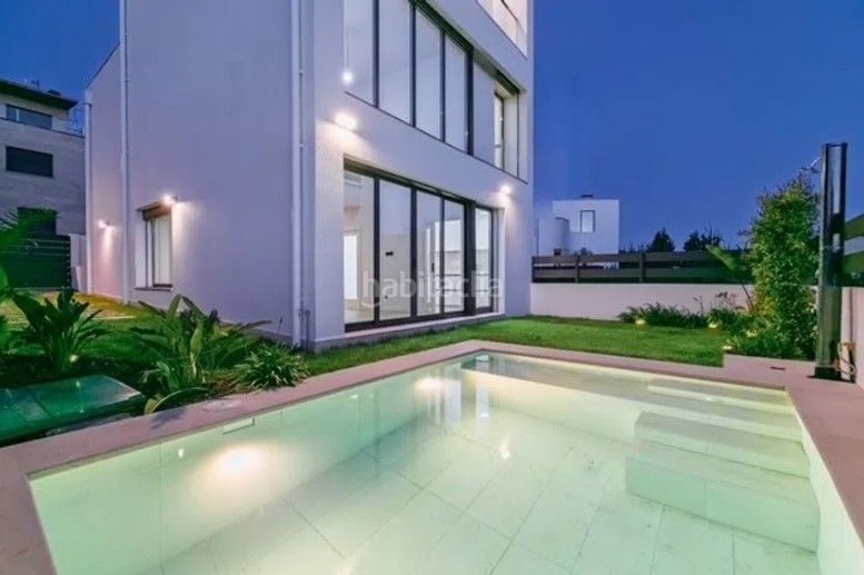 Foto c730c452-c6fa-46d0-8e70-4cb93fc6699a. Casa aparellada amb calefacció aparcament piscina a Vigo