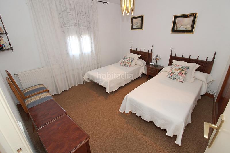 Foto b55b035f-25b2-41d7-9628-50fe5cecaa62. Casa adosada  de 2 plantas con terrenos en Torrelaguna