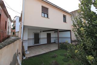 Casa adossada en Torrelaguna. Casa adosada de 2 plantas con terrenos en torrelaguna