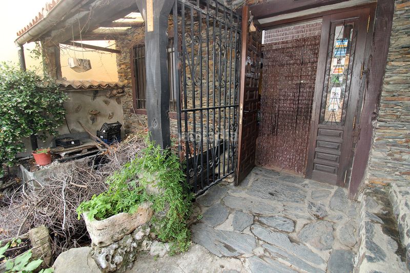 Foto c2de3b3c-b963-41b5-8047-c719545559cb. Casa adossada a Atazar (El)