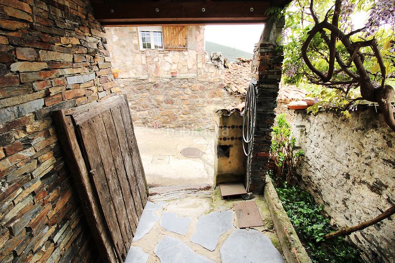 Foto c7642f9a-bb99-40a4-b460-45036d901e26. Casa aparellada amb calefacció a Atazar (El)