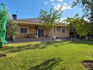 Chalet  Calle aliso. Chalet en caraquiz