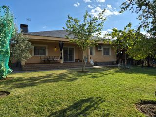 Chalet  Calle aliso. Chalet en caraquiz