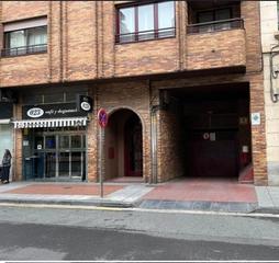 Aparcament cotxe a Avenida de la paz 17. Garaje al lado del ayuntamiento