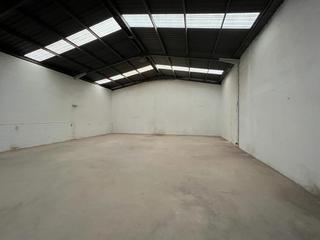 Bâtiment à usage industriel à Onda. Nave con muy buena ubicacion de 300m2 mas 100 de oficinas