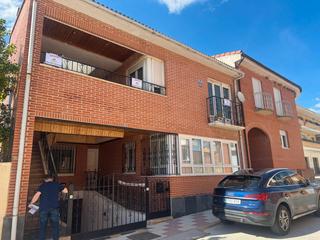 Casa adossada a Calle santa cruz 26. Casa en perfecto estado para vivir. perfecta distribución a 10 m