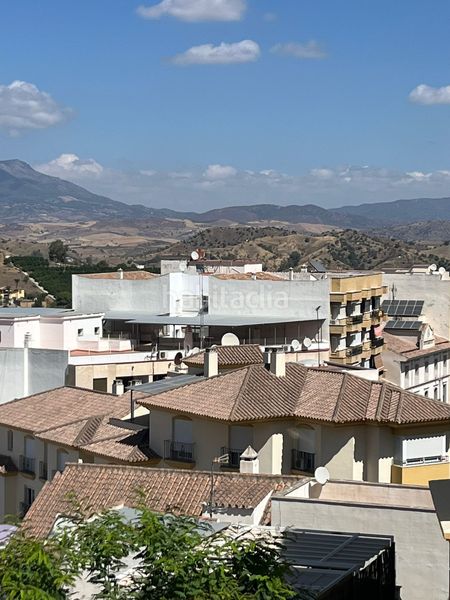 Foto b2a084c0-2eee-471c-b8cd-d6ab97b13cc8. Casa adossada amb xemeneia aparcament a Coín