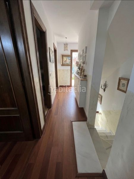Foto d2e5a25c-561f-48bf-891d-9c0779c30af6. Casa adossada amb xemeneia aparcament a Coín