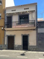 Casa  Calle santa amalia. Casa versátil y en excelente ubicación junto a la avda. de la co