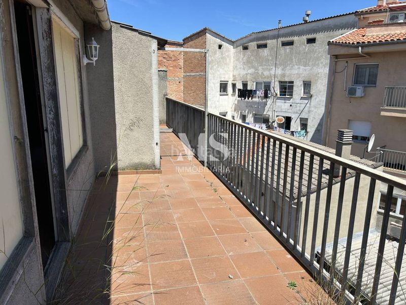 Foto 2fae3bd0-1c0f-42be-9a27-d2651b72695d. Edificio  en venta para reformar en el centro en Manlleu