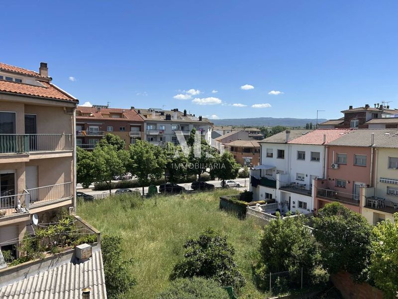 Foto 5f6a3abc-08d3-43fe-a832-2e6311a1a903. Edificio  en venta para reformar en el centro en Manlleu