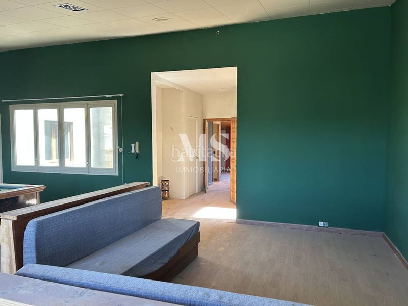 Foto d5c92a5e-85e2-4d88-8b45-e1ce60272260. Edificio  en venta para reformar en el centro en Manlleu