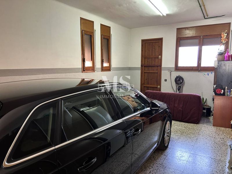 Foto 3f1f2ef4-4292-49d3-b891-cbd0254d7f98. Semi detached house with heating parking in Caputxins-Ambulatori Vic