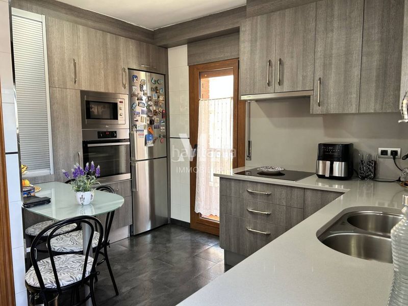 Foto b06bba96-100f-40c4-bdb7-8517cc061eed. Semi detached house with heating parking in Caputxins-Ambulatori Vic