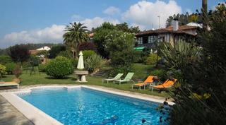 Masia a Pravia. Impresionante casa asturiana con piscina, jardín y panera