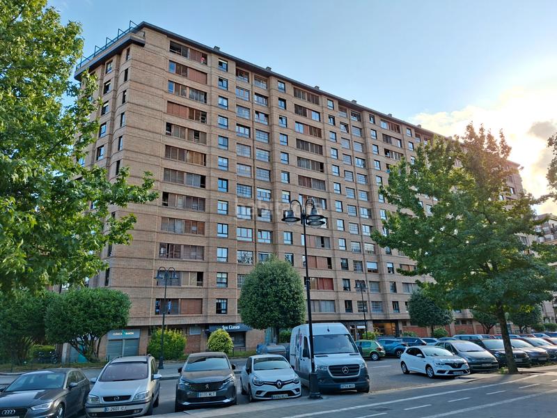 Foto a63294db-5a2e-434f-b3f6-795b0bbb206a. Piso  zona parque isabela católica, el molinón, las mestas, playa y altura altura en Gijón