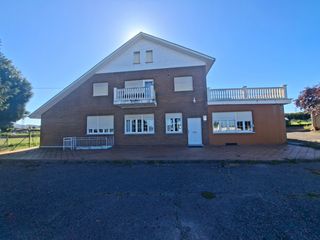 Xalet a Santa María del Mar - El Puerto. Chalet ideal para negocios próximo al aeropuerto de asturias