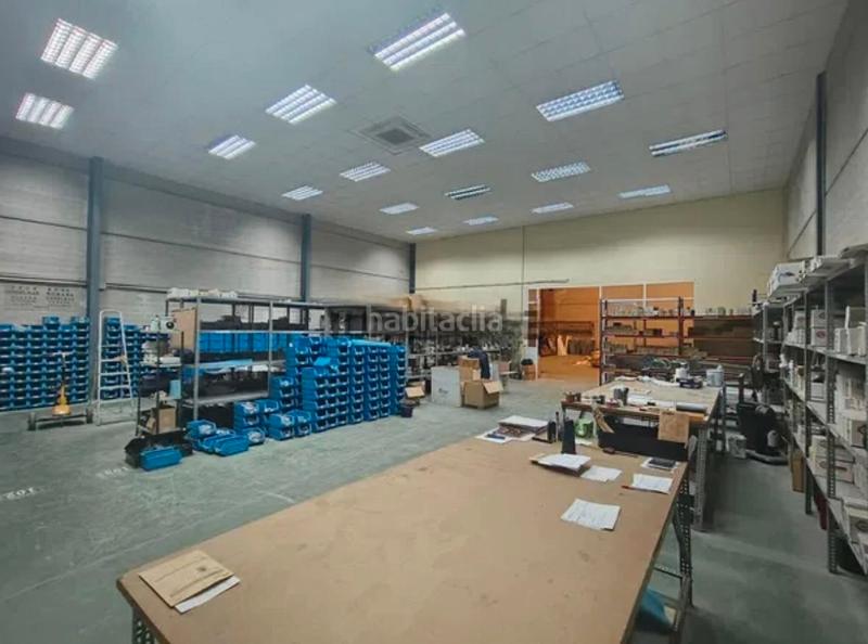 Foto b45d9a2c-2cde-4107-bd32-2b4c2a3cf200. Nau industrial a carrer de moscú 10 a La Conarda Pobla de Vallbona (la)