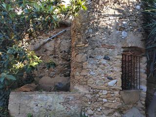 Masia a Garrigàs. A reformar al centre del poble.