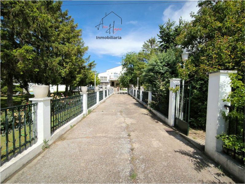 Foto a40bf130-4363-4efd-8235-13516e7672bd. Chalet with heating parking pool in Villares de la Reina