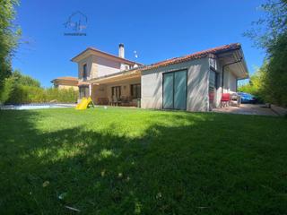 Chalet  Rio tormes. Chalet en venta en campo de golf, 4 dormitorios.