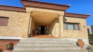 Chalet  Unamuno. Chalet en venta en urbanización  peñasolana, 4 dormitorios.
