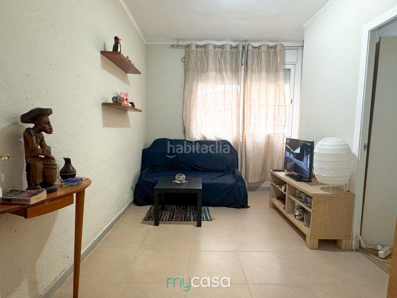 Foto 0027ff13-072d-4260-bde7-776d21f32b7e. Piso para entrar a vivir, exterior y 2 habitaciones *ite pasada en Santa Coloma de Gramenet